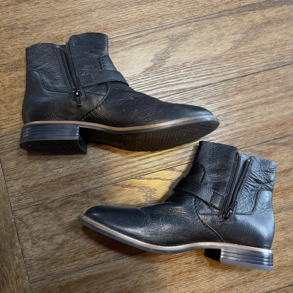 Clarks Collection Black Leather Moto Ankle Boots Ultimate Comfort Buckle Zip 8‎